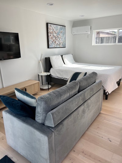 Modern ADU in Venice with parking  Main Photo