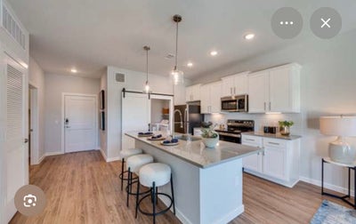 Private bedroom available with own Full Restroom Main Photo