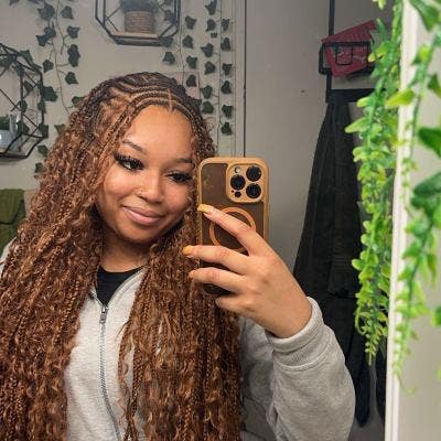 Professional Female seeks a small or large room Main Photo