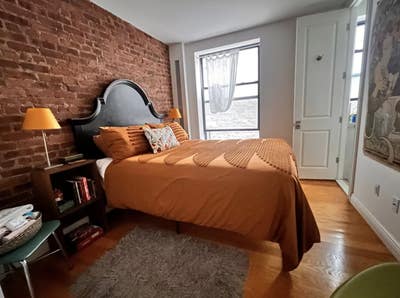 Spacious Room w/exposed Brick Wall & Private Bath Main Photo