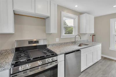 Private room available in a newly renovatedcleanq Main Photo