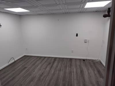 Quiet basement bedroom w/ separate entrance.  Main Photo