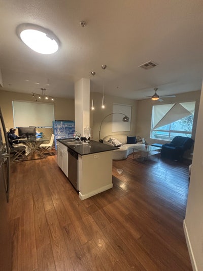 Looking for room mate ! 90036 area  Main Photo