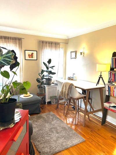 Cosy room for a female in a beautiful house Main Photo