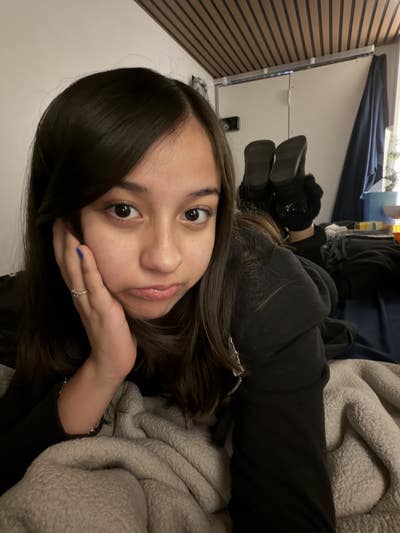 Woman looking for a room in San Fernando Valley Main Photo