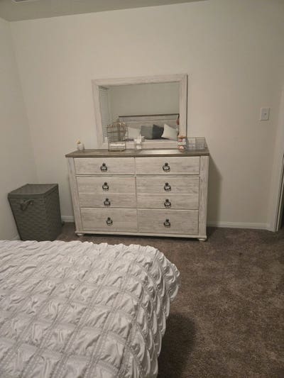 Room with queen bed Main Photo