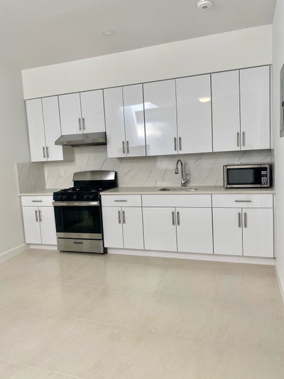 Private room w. Private bathroom-utilities include Main Photo