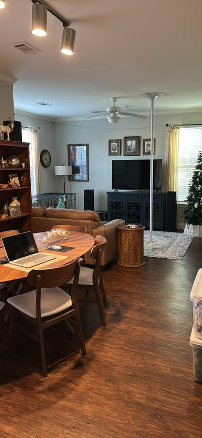 Seeking furnished apartment or guest suite Main Photo