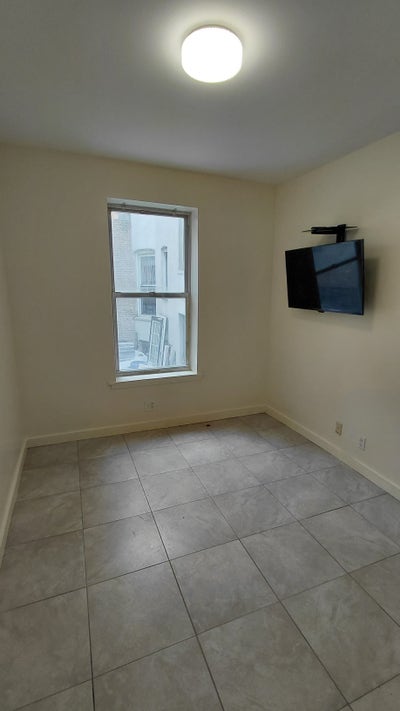 Room for rent in convenient  location Main Photo