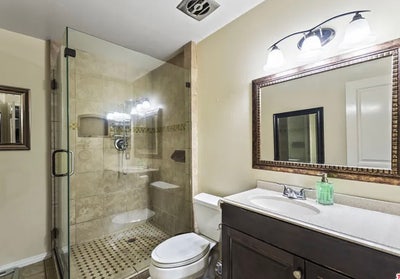 Room for rent with a shared bathroom and kitchen  Main Photo