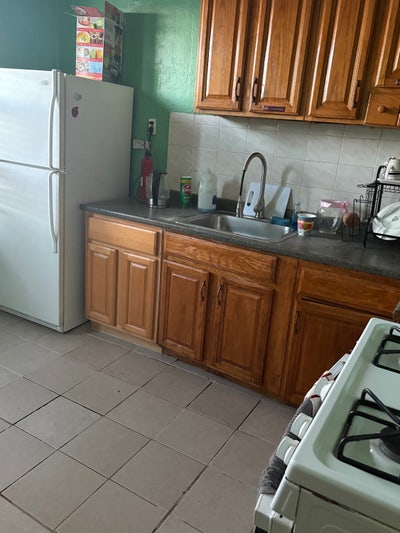 A room to share with a lady in Jersey city Main Photo