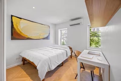 Luxurious Rooms in a Renovated 3BR Home  Main Photo