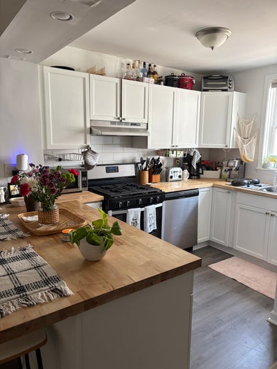 2 Spacious Bi-Level Rooms for Sublease! Main Photo