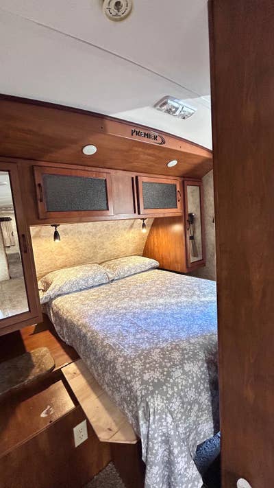 Private RV for rent One bedroom one bathroom Main Photo