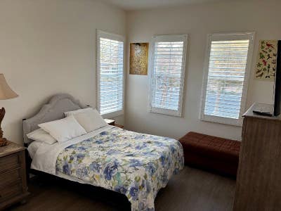 Spaciousclean room with private bath Main Photo