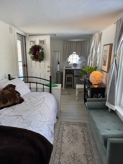 Cozy “small House “ studio … ready for a new tenan Main Photo