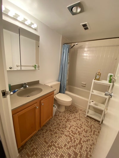 Spacious furnished room with private bath Main Photo