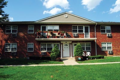 Seeking roommate for 2 bedroom apartment Main Photo