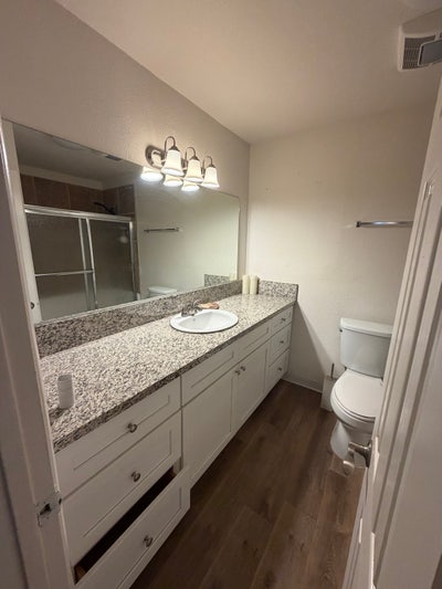 Spacious room available  Main Photo