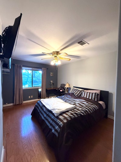 Private Room w/ Private Bath – Pool, Parking Main Photo