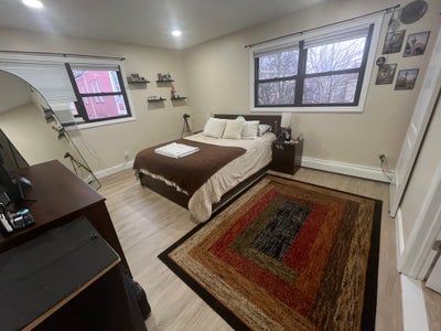 Private master suite, parking, transport, laundry. Main Photo