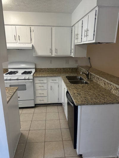 2 Rooms for Rent in Stone Mountain, GA 30083 Main Photo