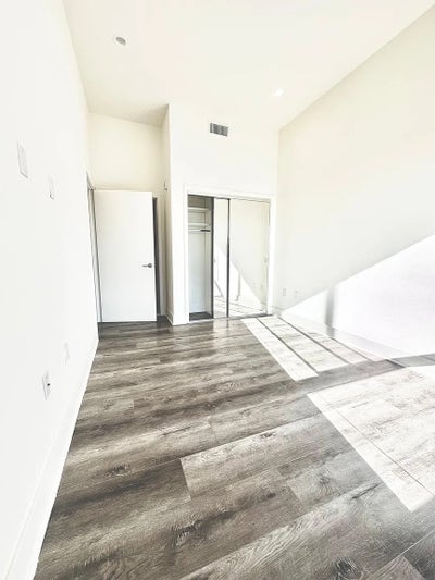 1 Room Available, 3bd 3bath…1300 per month  Neighb Main Photo