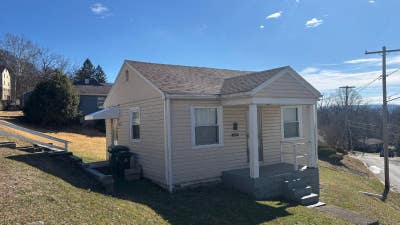 Charming One‑Bedroom Cottage in First Ward_QuietPr Main Photo