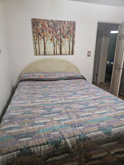 Great room to rent in bilevel home  Main Photo