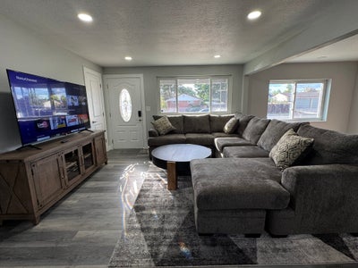 Room for rent -Clean & Quiet Room Available Now Main Photo