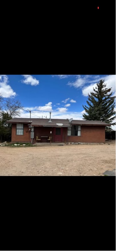 This is a cute house nesstled in the beaituful mou Main Photo