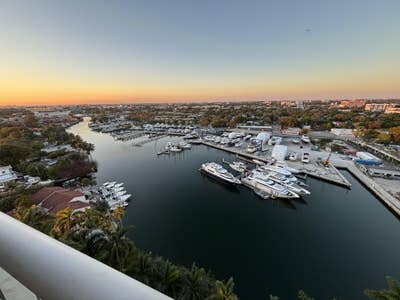 Gorgeous downtown apartment! Main Photo