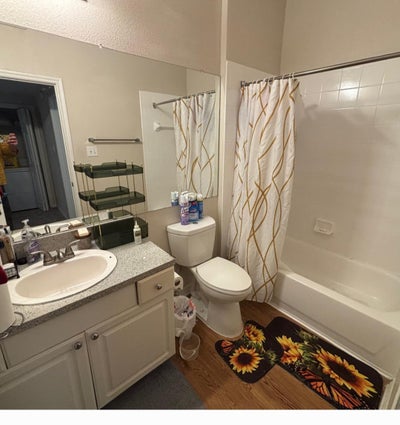 Looking for a room mate ro share with Main Photo