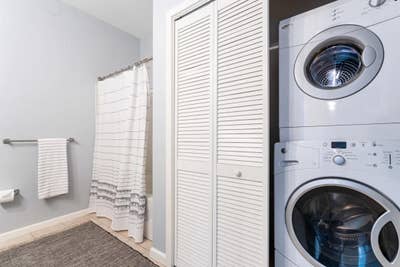 Room in Luxury Apt with Own Bathroom  Main Photo