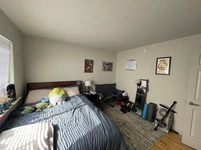 Looking for a roommate Main Photo