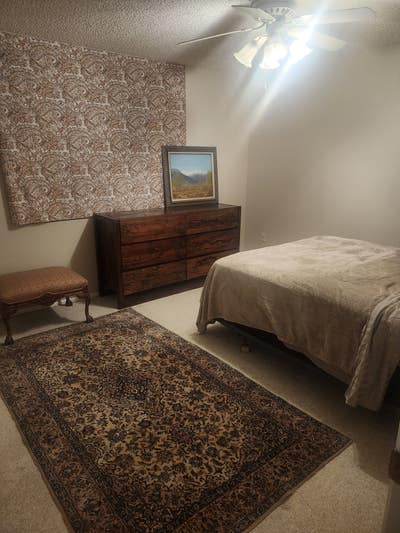 One quiet room for rent Main Photo