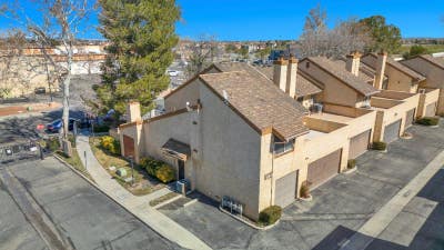 Elegant 1BR Townhouse Main Photo