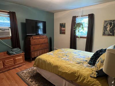 Enjoy Vintage Vibes in a Room for Rent Near Fort  Main Photo