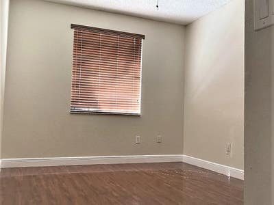 Spacious Room with Own Bath in House Main Photo