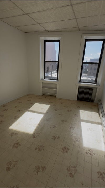 Large Room in Astoria, Queens ($1250) Main Photo