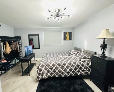 Extra large bedroom with seating area 4 rent! Main Photo