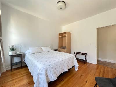 Cozy room for rent in Jackson Heights for a lady. Main Photo