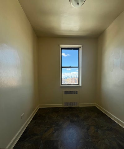 Small Private Room 60 sq ft elevator bld Main Photo
