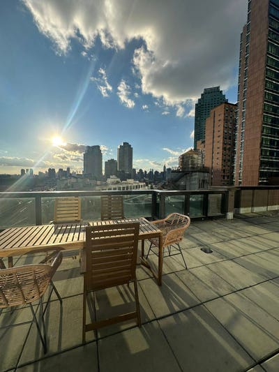 Room in LIC - April 1 – Private Rooftop & Luxury B Main Photo