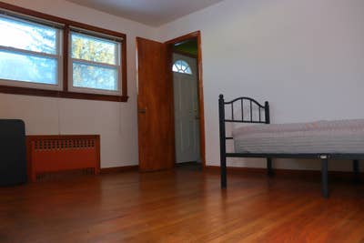 Spacious room located near everything Main Photo