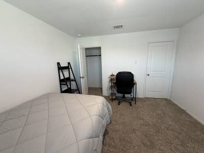 Students/Professional Rooms for Rent Main Photo