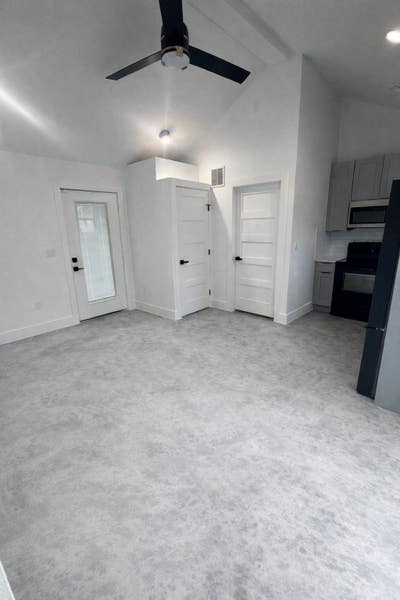 One bed with private kitchen and yard Main Photo