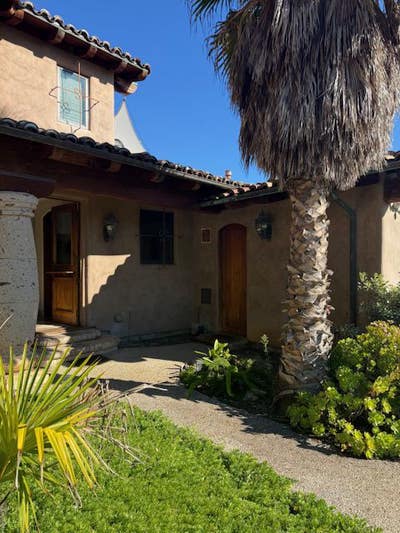 In-Law suite available in beautiful estate home Main Photo