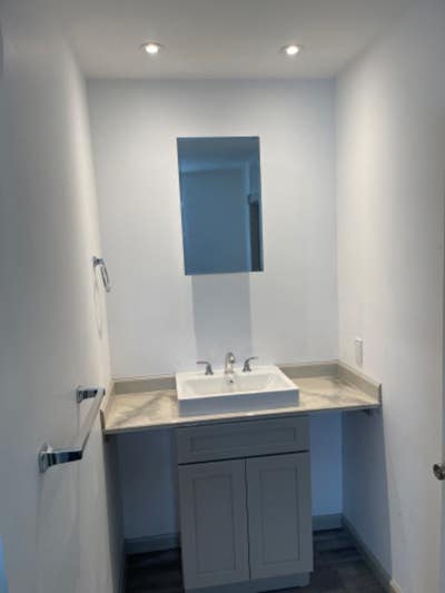 Luxury 1 Bedroom 1 Bath Apartment in Bellevue Dist Main Photo