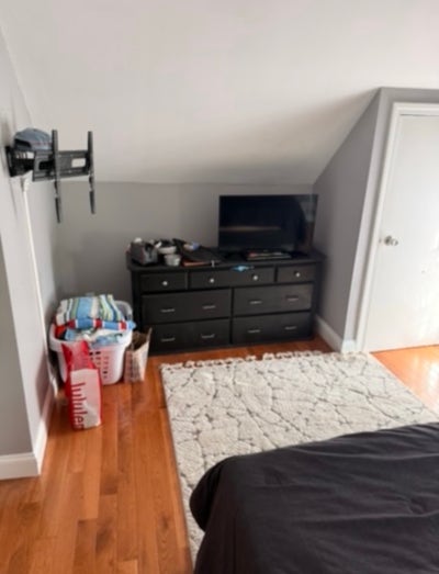 Large bedroom for rent, move in today!  Main Photo